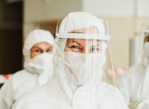 手绘风格女性内容审核人员插画，坐在薄荷绿沙发旁用平板电脑核对资料，神情专注